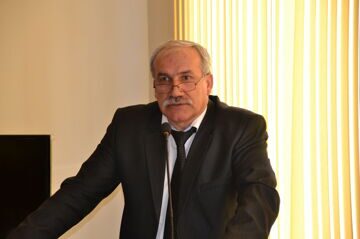Генеральный директор ООО "Дагестан-Парус" на совещании.
